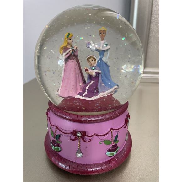 Disney Cinderella Musical Christmas Snow Globe – “We Wish You a Merry Christmas” - Picture 6 of 9
